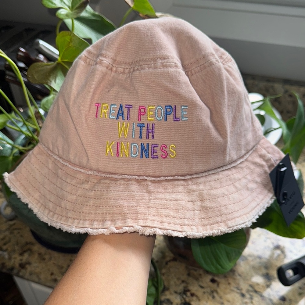 NWT Embroidered Bucket Hat 💕